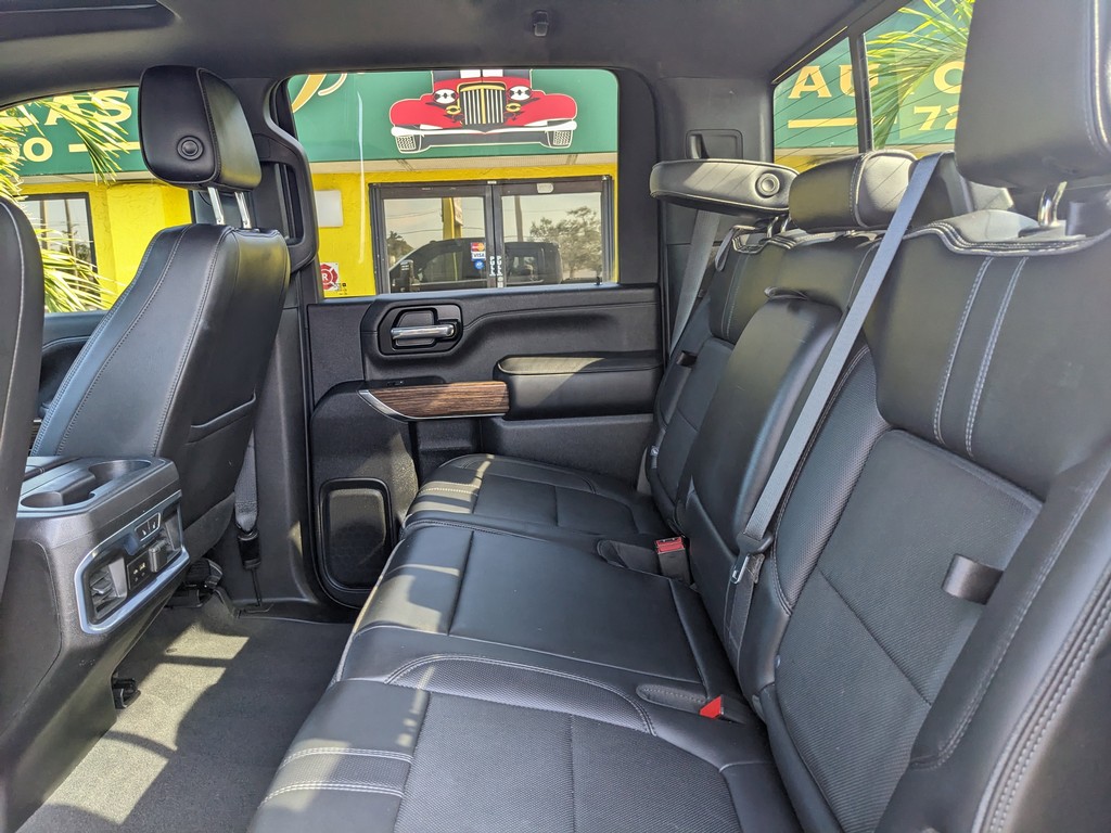 Chevrolet Silverado 2500HD Vehicle Full-screen Gallery Image 17