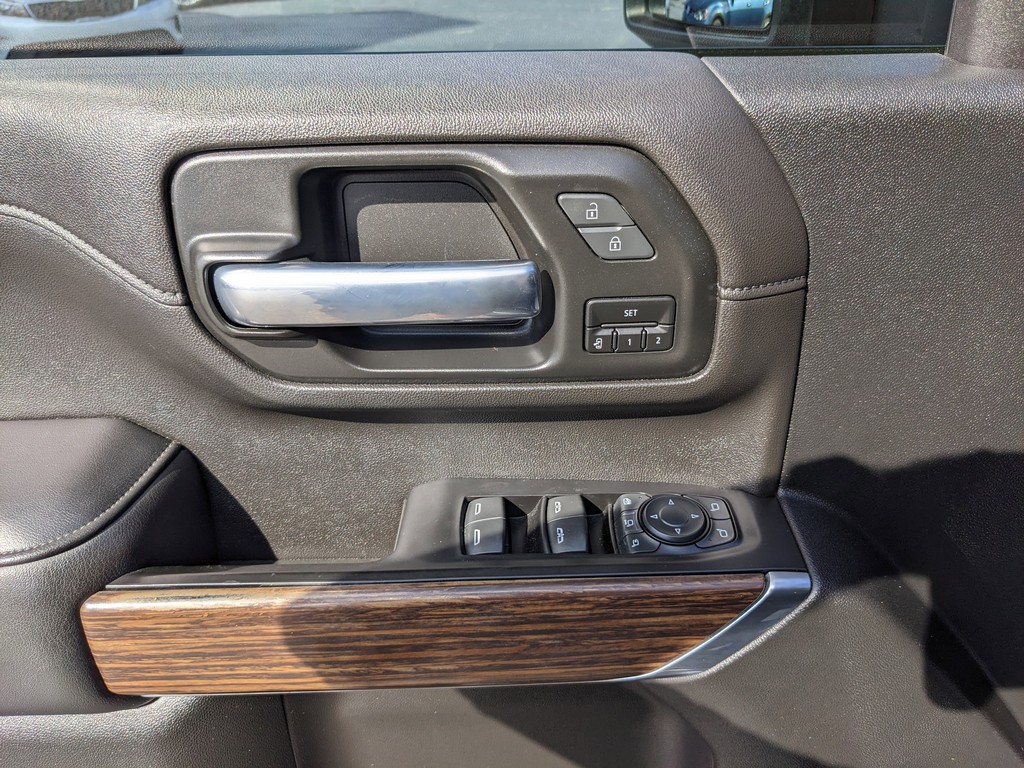 Chevrolet Silverado 2500HD Vehicle Full-screen Gallery Image 18