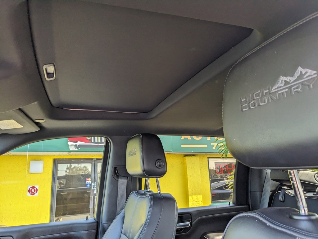 Chevrolet Silverado 2500HD Vehicle Full-screen Gallery Image 21