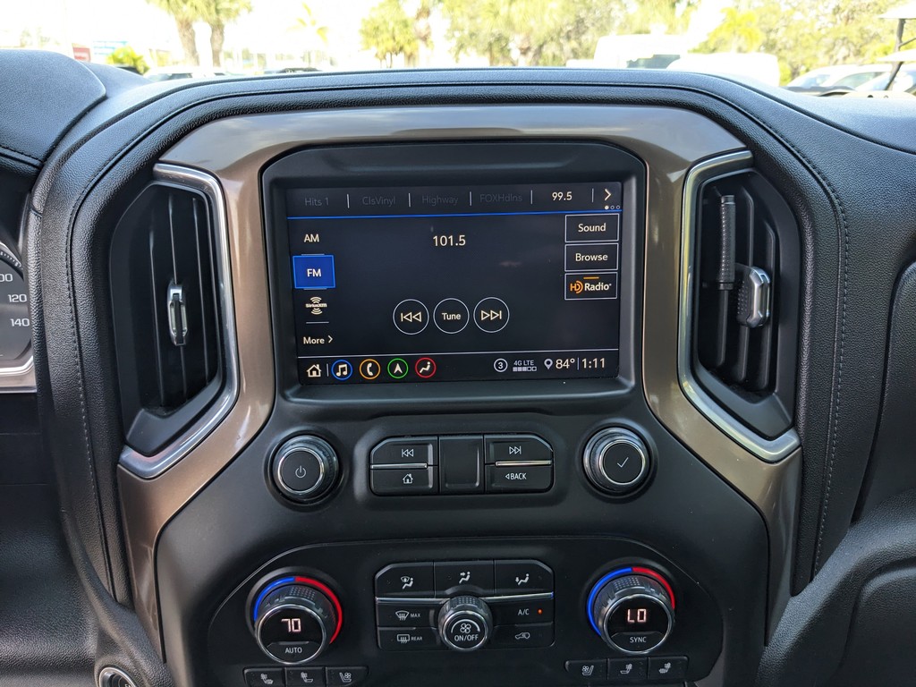 Chevrolet Silverado 2500HD Vehicle Full-screen Gallery Image 22