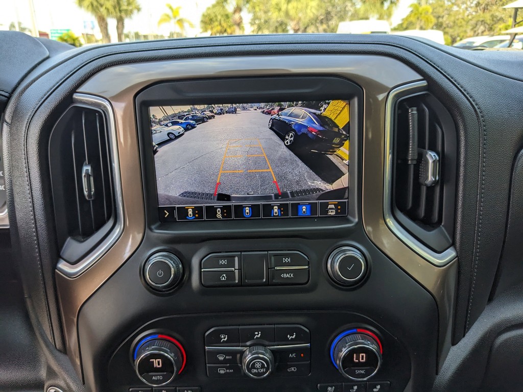 Chevrolet Silverado 2500HD Vehicle Full-screen Gallery Image 23