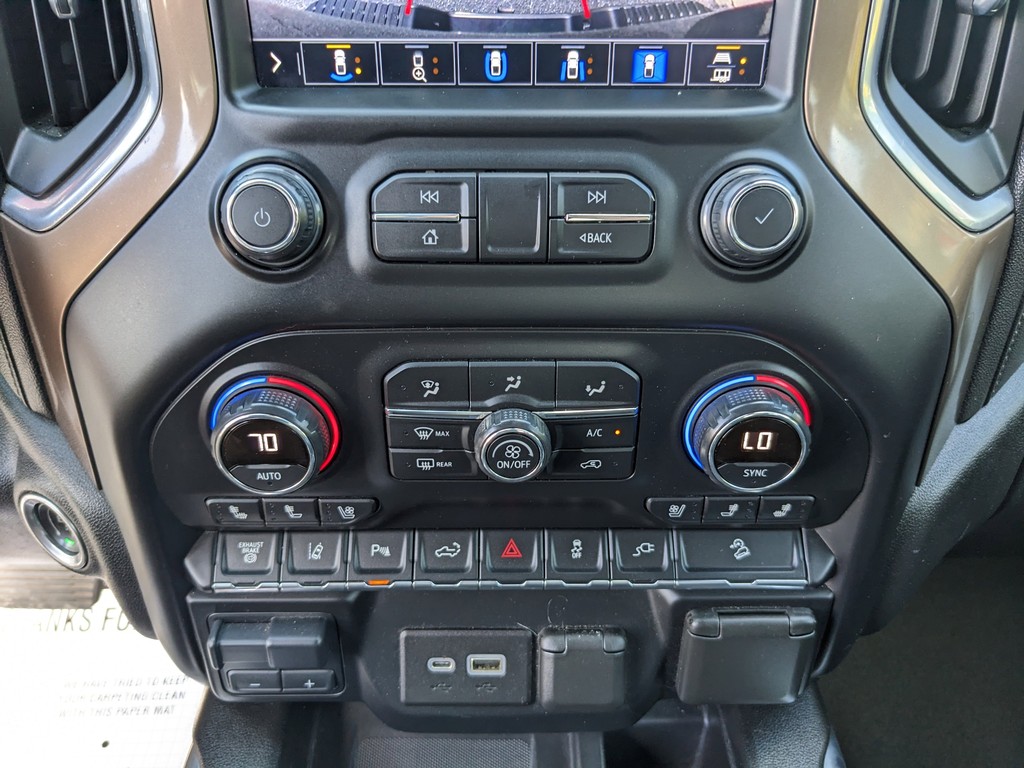 Chevrolet Silverado 2500HD Vehicle Full-screen Gallery Image 24