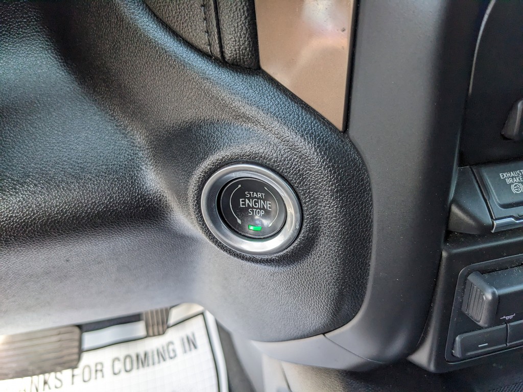 Chevrolet Silverado 2500HD Vehicle Full-screen Gallery Image 26