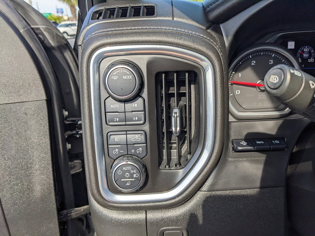 Chevrolet Silverado 2500HD Vehicle Full-screen Gallery Image 27