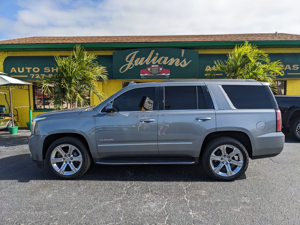 GMC Yukon Vehicle Full-screen Gallery Image 03