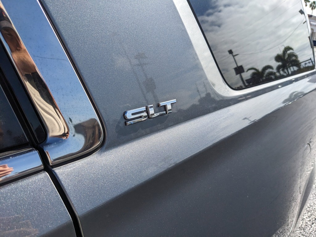 GMC Yukon Vehicle Full-screen Gallery Image 08