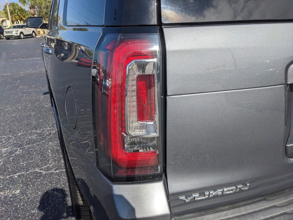 GMC Yukon Vehicle Full-screen Gallery Image 09