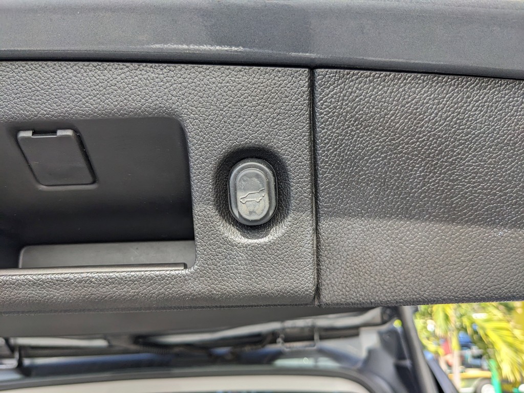 GMC Yukon Vehicle Full-screen Gallery Image 11