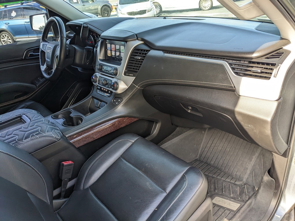 GMC Yukon Vehicle Full-screen Gallery Image 12