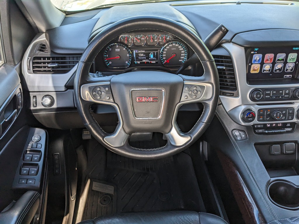 GMC Yukon Vehicle Full-screen Gallery Image 14