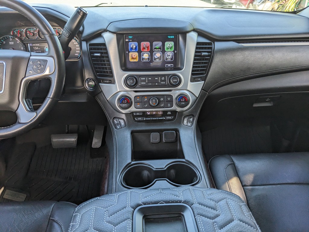 GMC Yukon Vehicle Full-screen Gallery Image 15