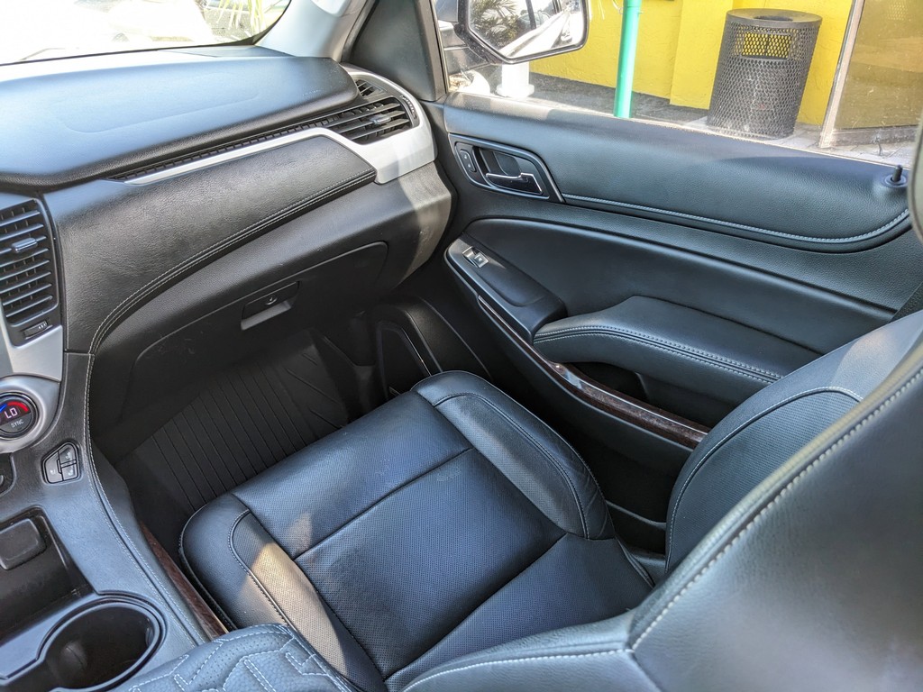 GMC Yukon Vehicle Full-screen Gallery Image 16