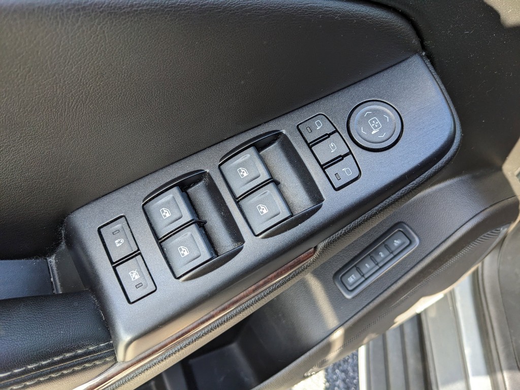 GMC Yukon Vehicle Full-screen Gallery Image 19