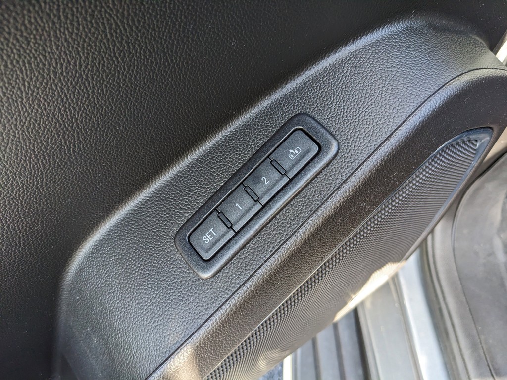 GMC Yukon Vehicle Full-screen Gallery Image 20