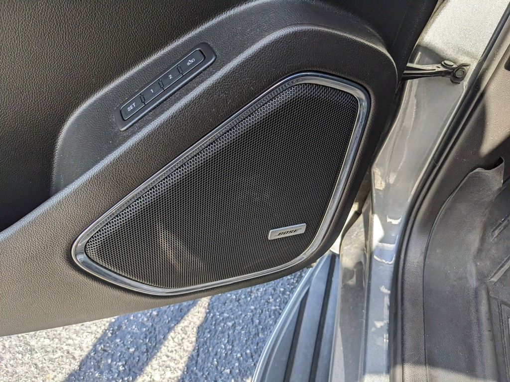 GMC Yukon Vehicle Full-screen Gallery Image 21