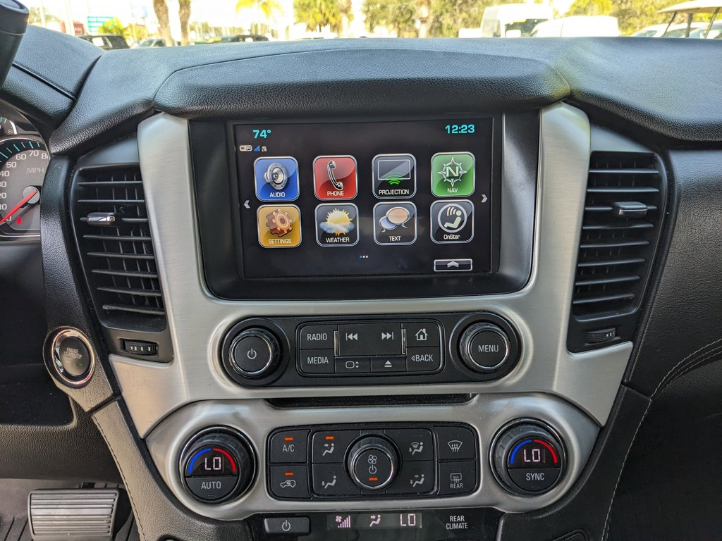 GMC Yukon Vehicle Full-screen Gallery Image 24