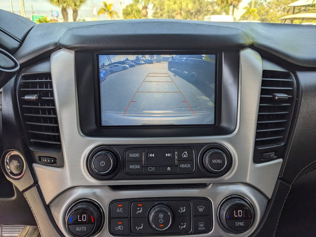 GMC Yukon Vehicle Full-screen Gallery Image 25