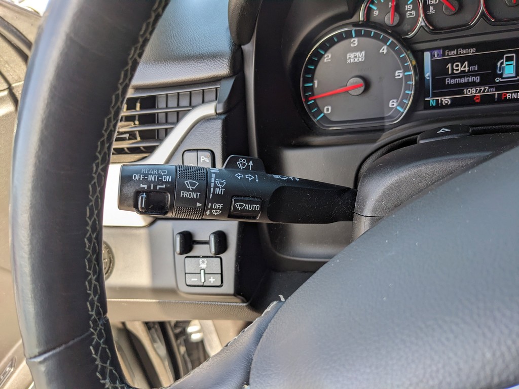 GMC Yukon Vehicle Full-screen Gallery Image 33