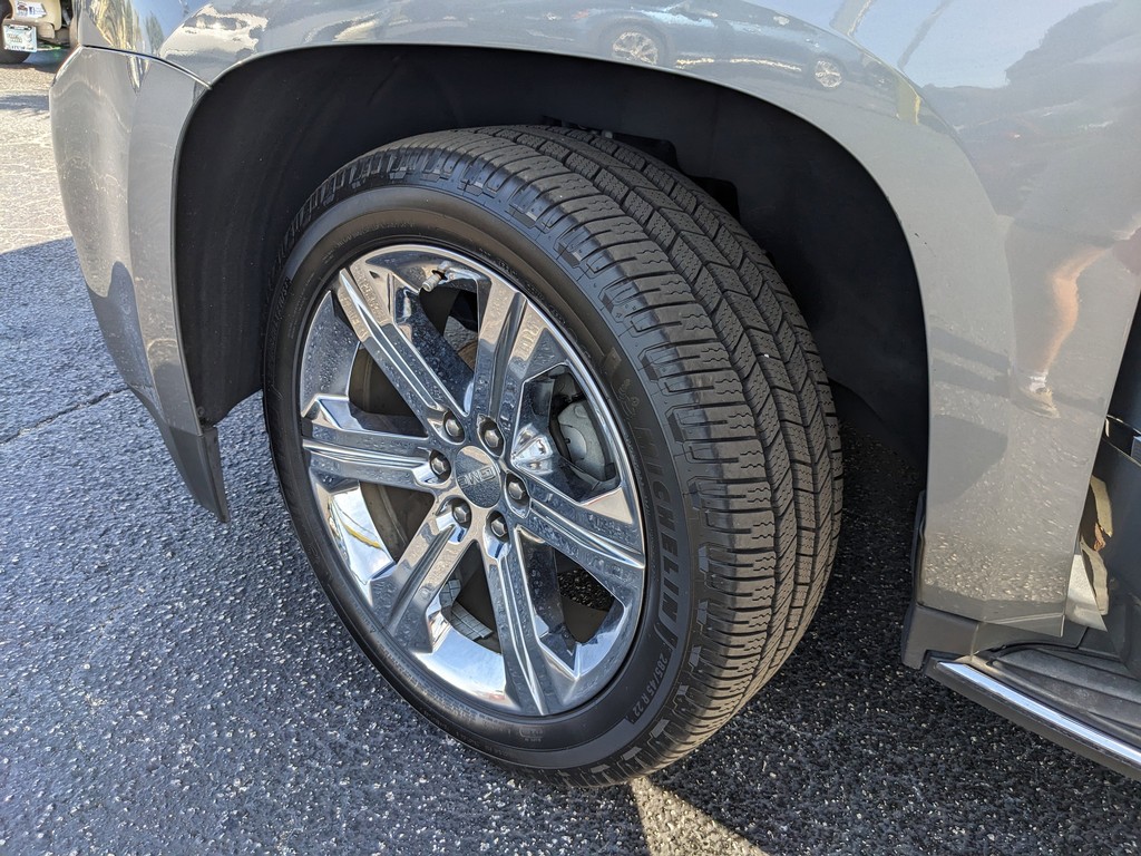 GMC Yukon Vehicle Full-screen Gallery Image 35