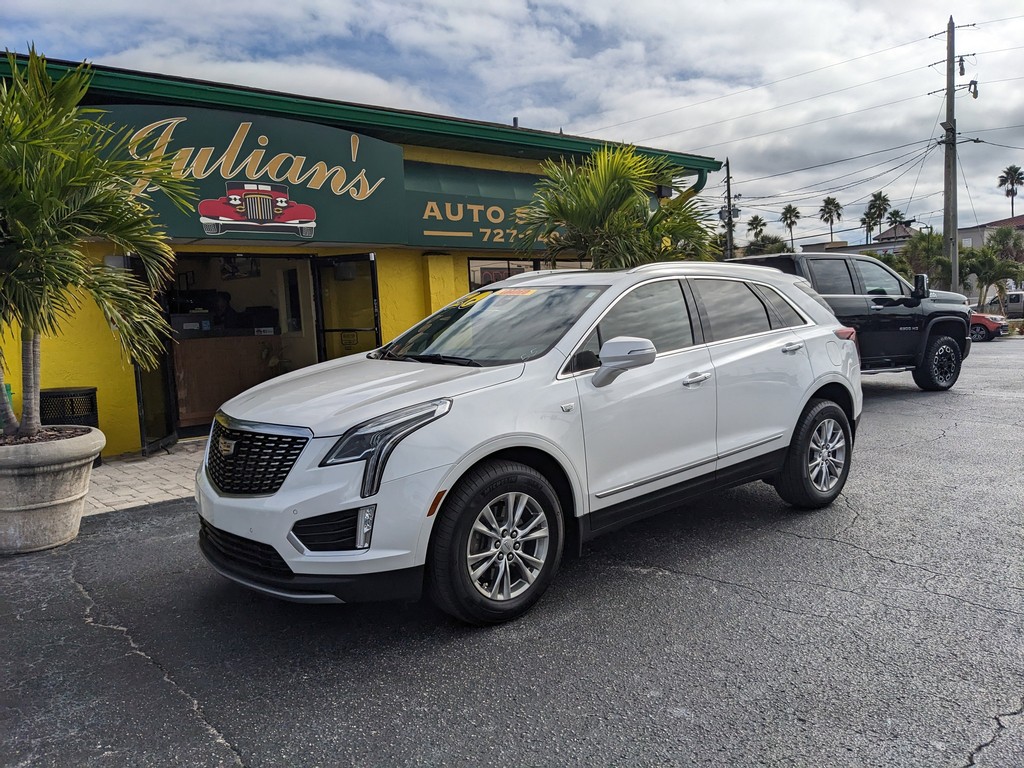 Cadillac XT5 Vehicle Full-screen Gallery Image 02