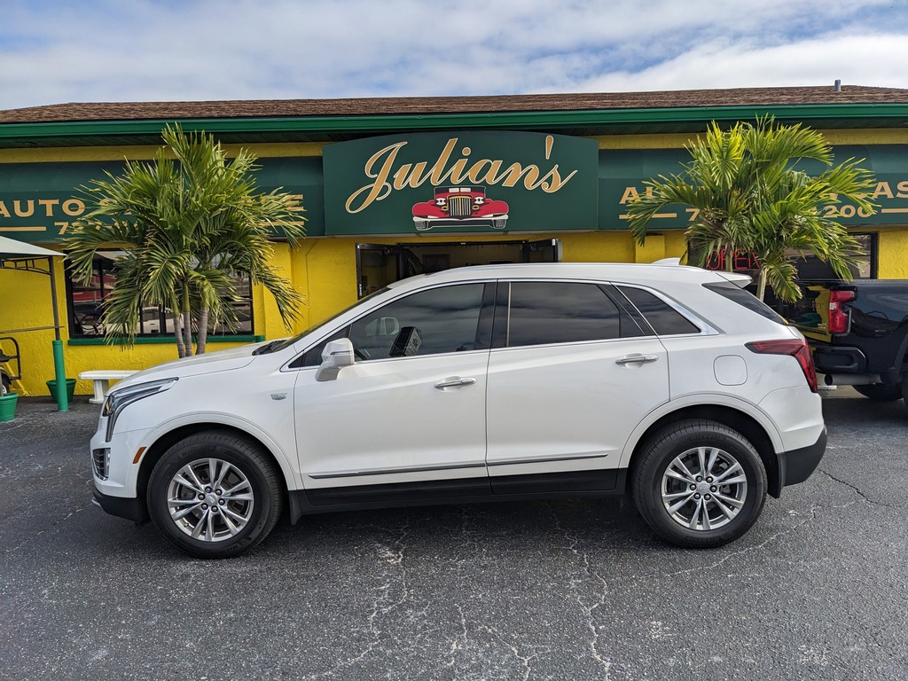 Cadillac XT5 Vehicle Full-screen Gallery Image 03