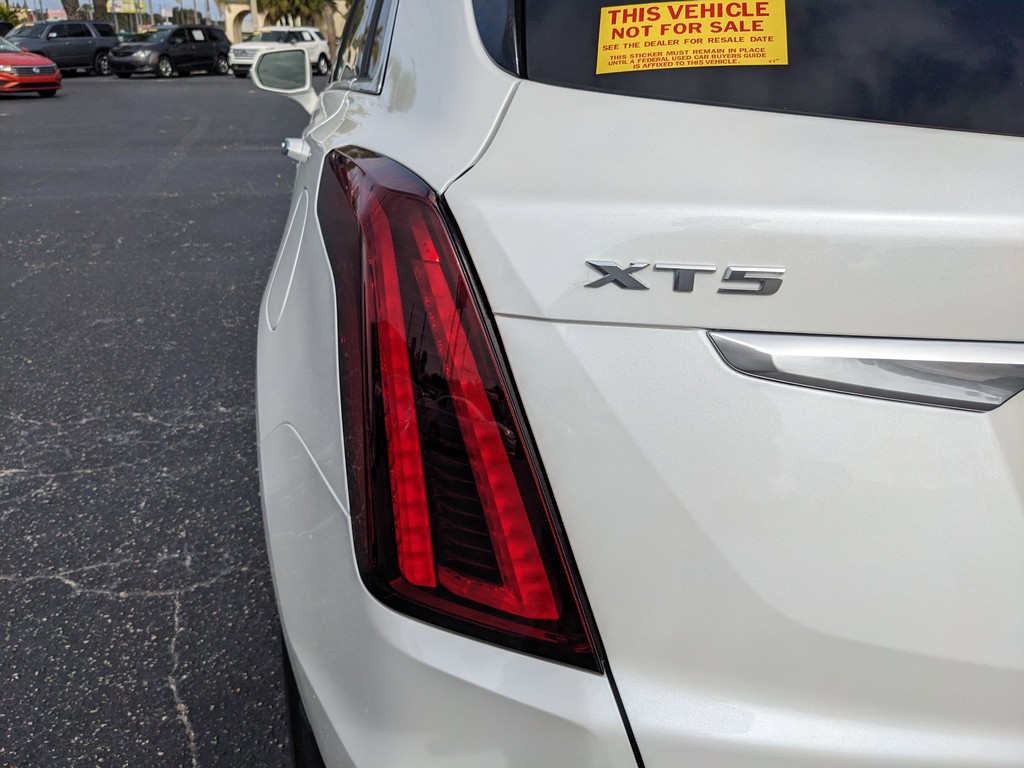 Cadillac XT5 Vehicle Full-screen Gallery Image 08