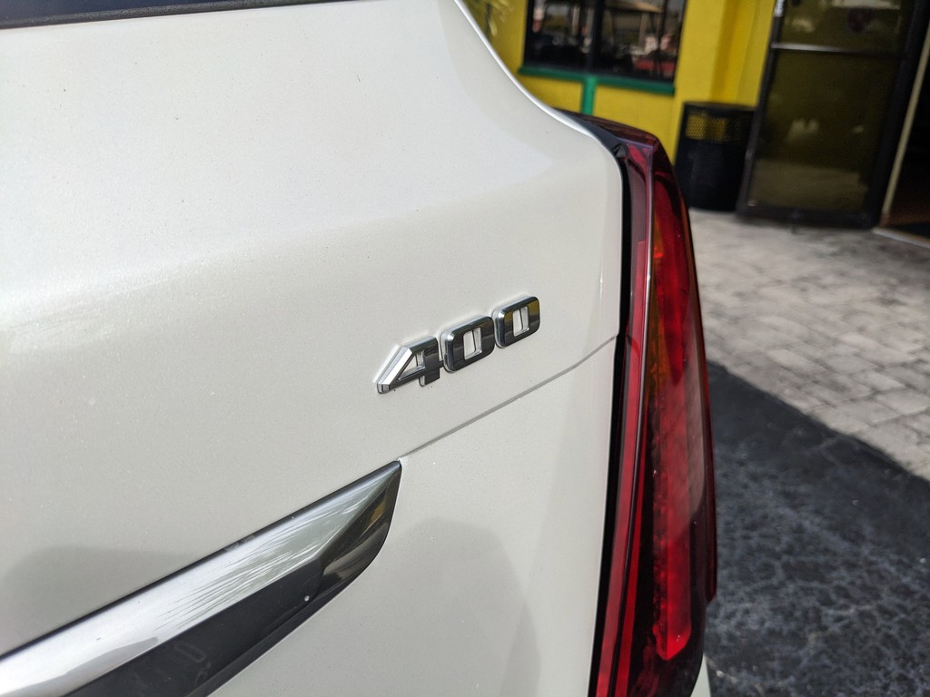 Cadillac XT5 Vehicle Full-screen Gallery Image 09