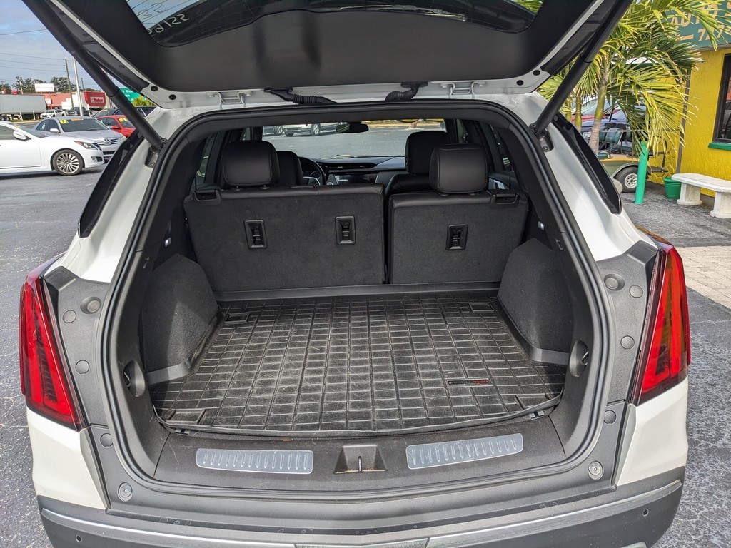 Cadillac XT5 Vehicle Full-screen Gallery Image 10