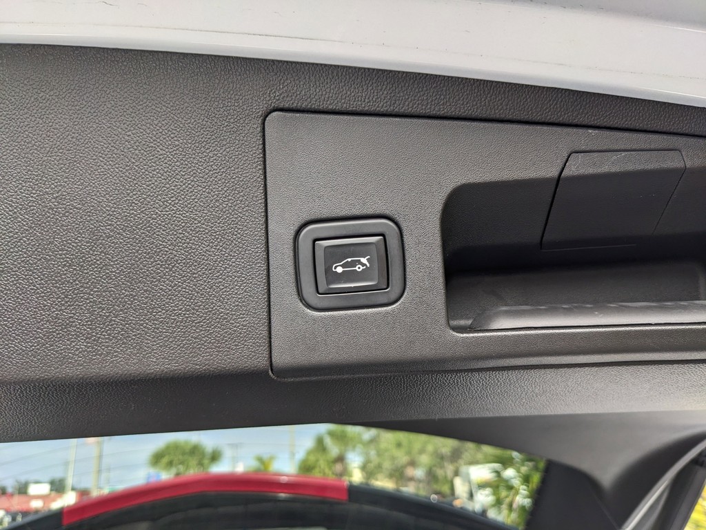 Cadillac XT5 Vehicle Full-screen Gallery Image 11