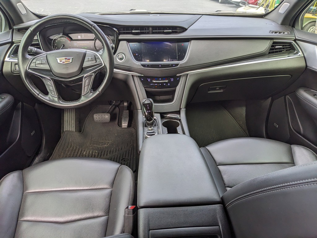 Cadillac XT5 Vehicle Full-screen Gallery Image 12