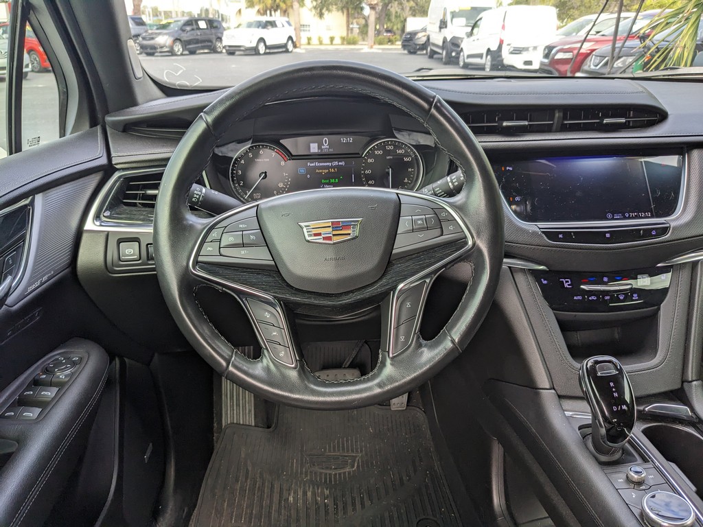 Cadillac XT5 Vehicle Full-screen Gallery Image 14