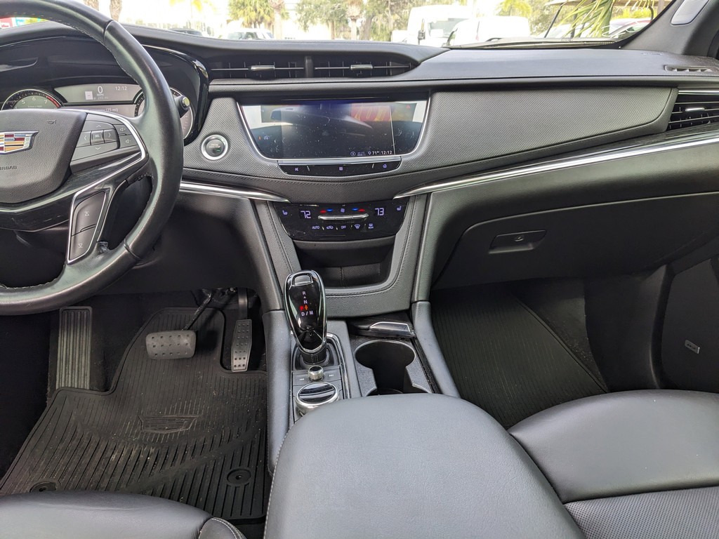Cadillac XT5 Vehicle Full-screen Gallery Image 15