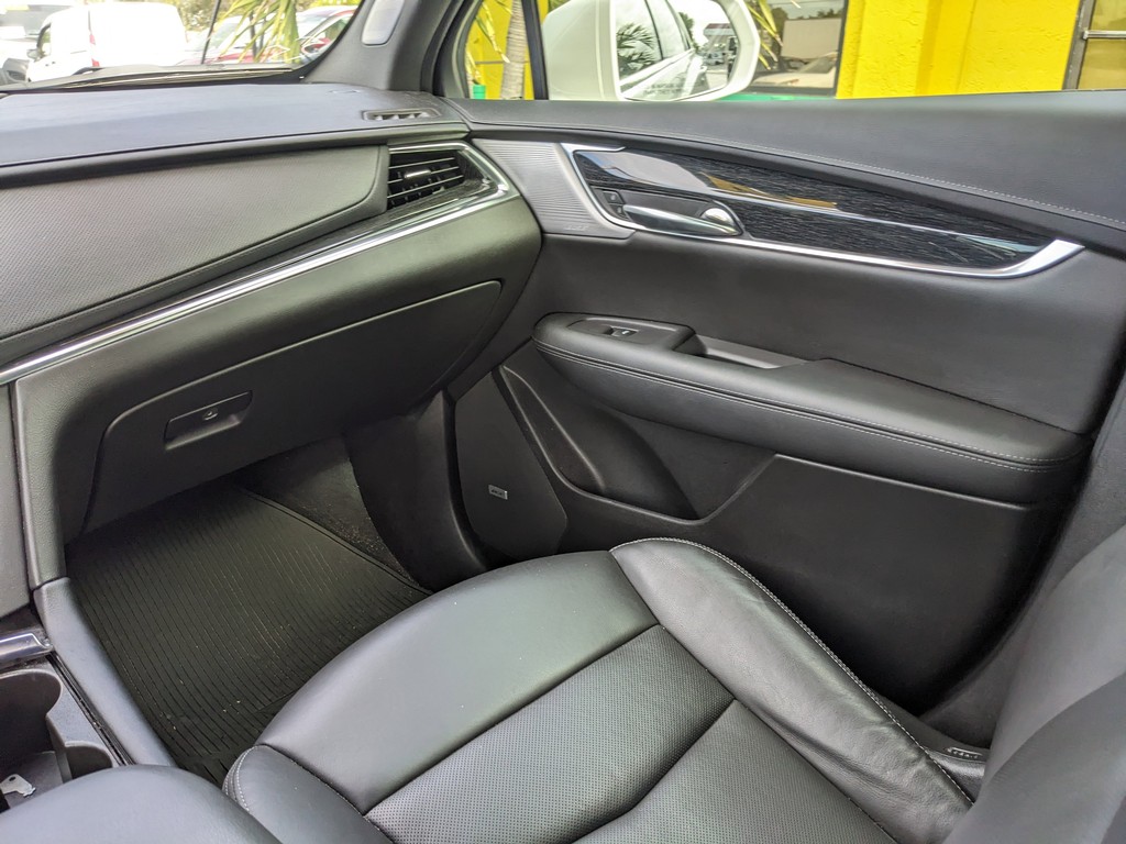 Cadillac XT5 Vehicle Full-screen Gallery Image 16