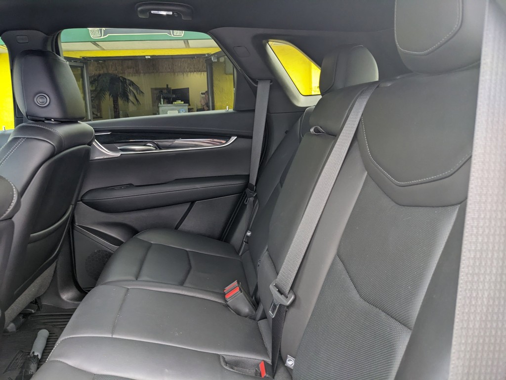 Cadillac XT5 Vehicle Full-screen Gallery Image 17