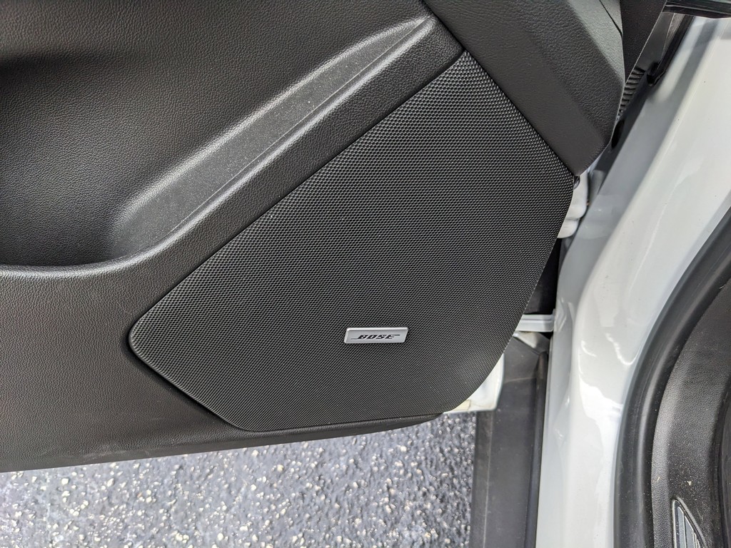 Cadillac XT5 Vehicle Full-screen Gallery Image 19