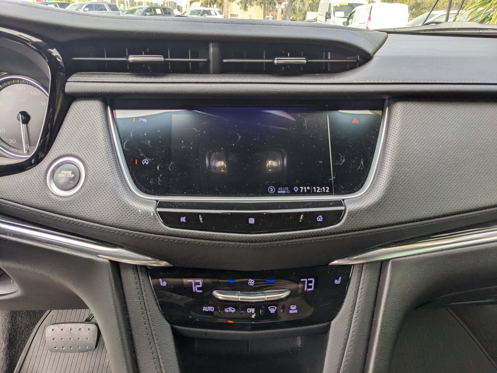 Cadillac XT5 Vehicle Full-screen Gallery Image 21
