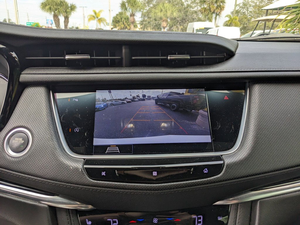 Cadillac XT5 Vehicle Full-screen Gallery Image 22