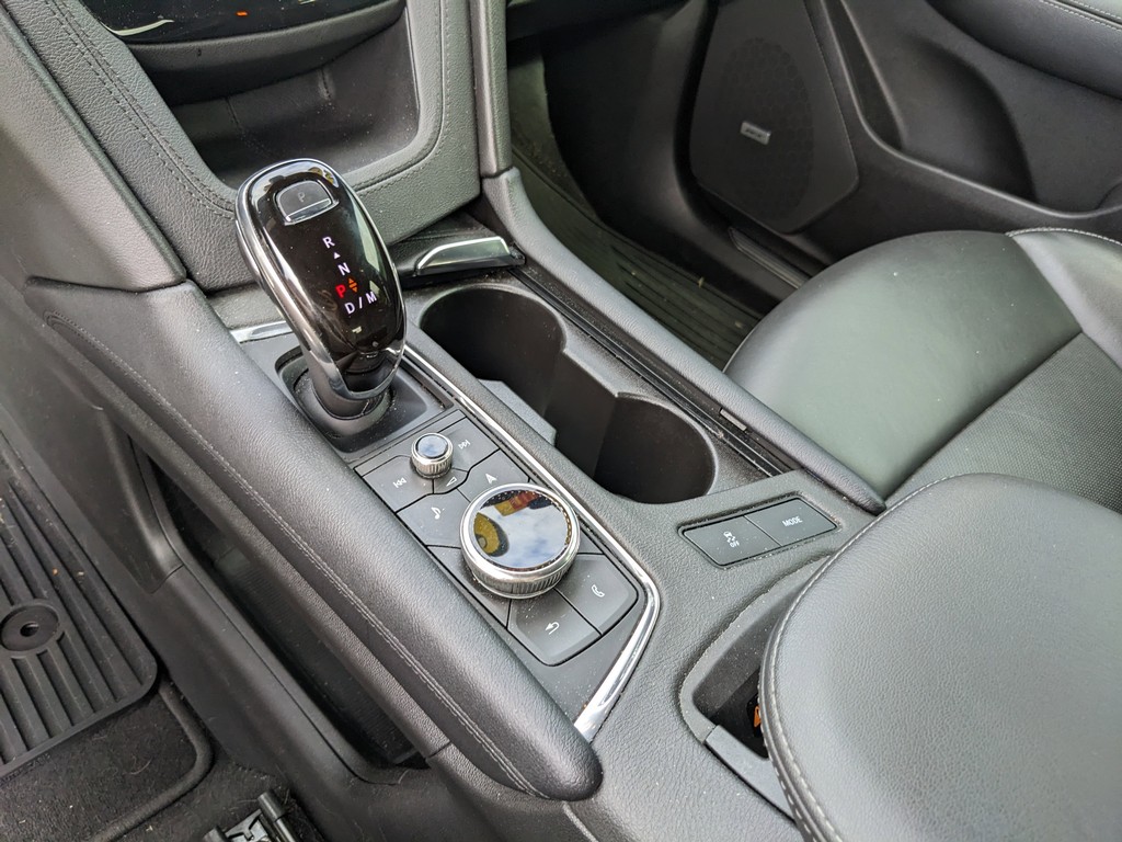 Cadillac XT5 Vehicle Full-screen Gallery Image 23