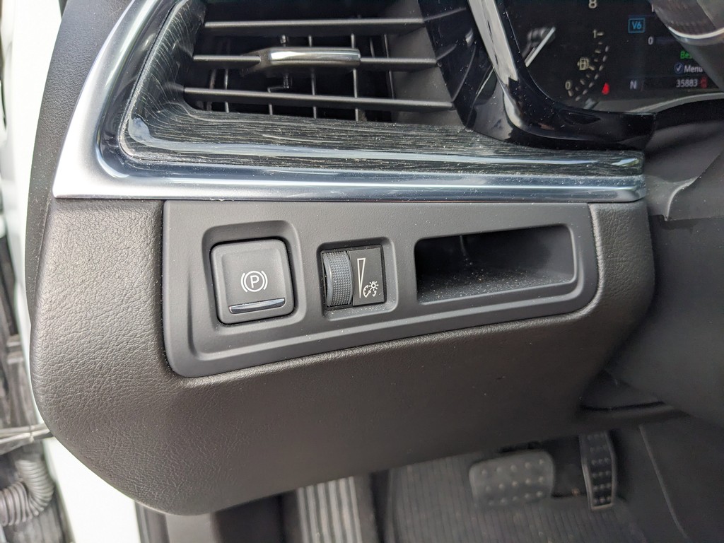 Cadillac XT5 Vehicle Full-screen Gallery Image 25