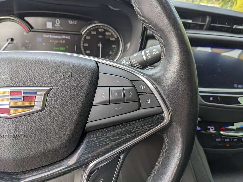 Cadillac XT5 Vehicle Full-screen Gallery Image 28