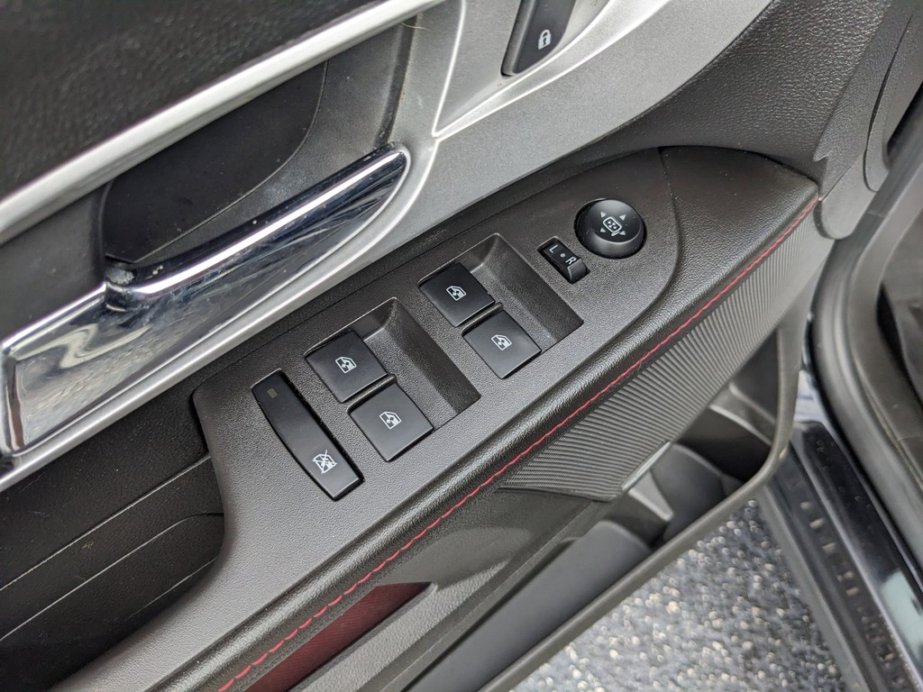 Chevrolet Equinox Vehicle Full-screen Gallery Image 17