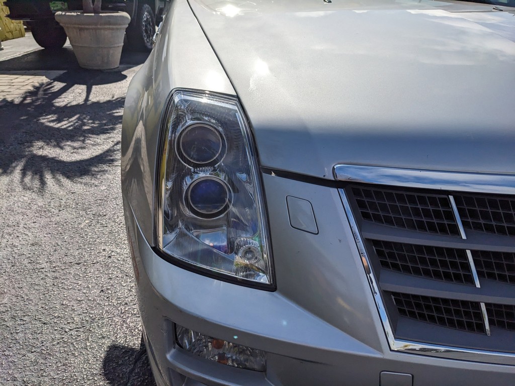 Cadillac STS Vehicle Full-screen Gallery Image 07