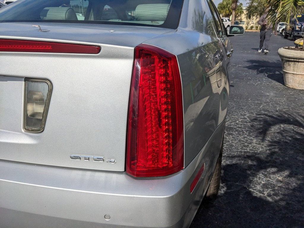 Cadillac STS Vehicle Full-screen Gallery Image 08