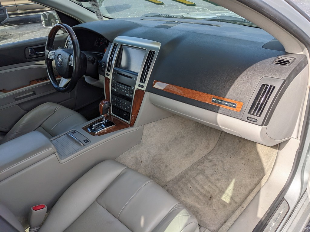 Cadillac STS Vehicle Full-screen Gallery Image 09