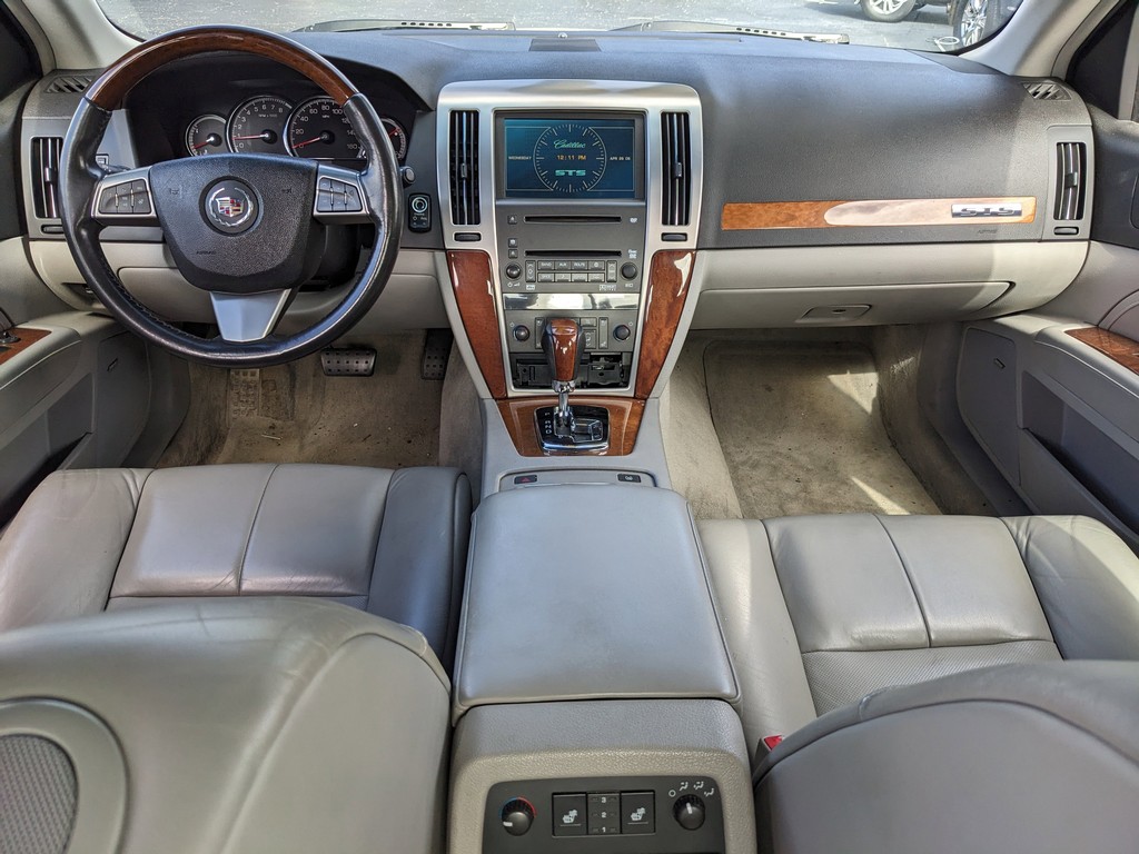 Cadillac STS Vehicle Full-screen Gallery Image 10