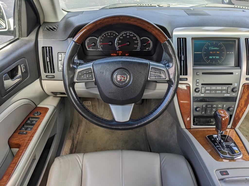 Cadillac STS Vehicle Full-screen Gallery Image 11