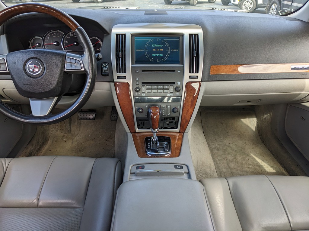 Cadillac STS Vehicle Full-screen Gallery Image 12