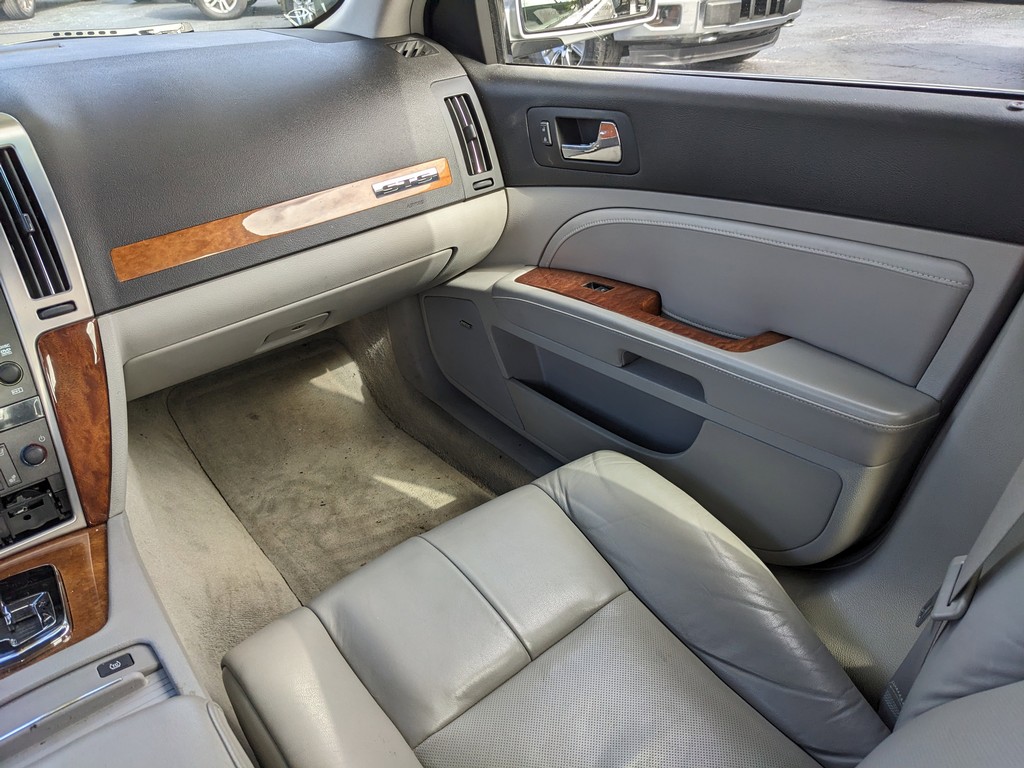 Cadillac STS Vehicle Full-screen Gallery Image 13
