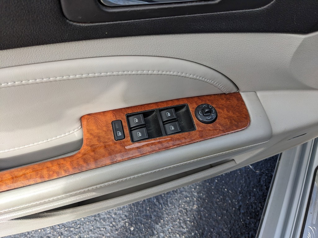 Cadillac STS Vehicle Full-screen Gallery Image 15