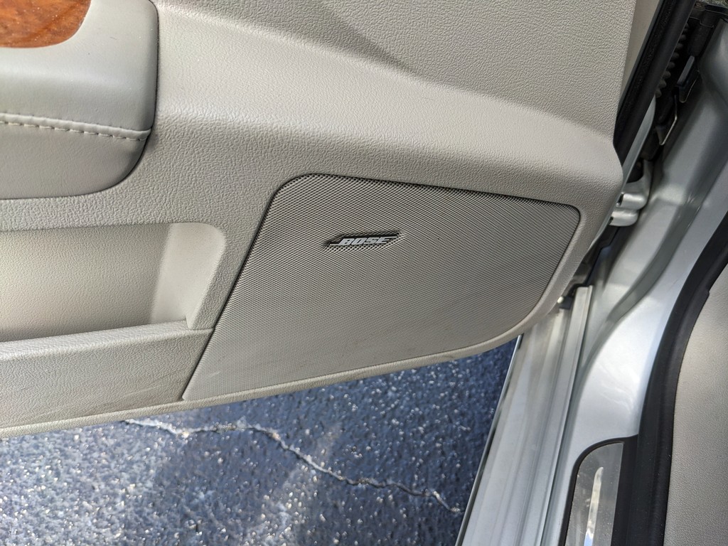 Cadillac STS Vehicle Full-screen Gallery Image 16